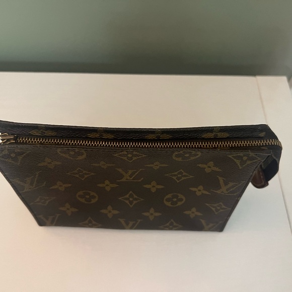 Louis Vuitton Monogram Pouch Toilette 19 - Picture 4 of 10